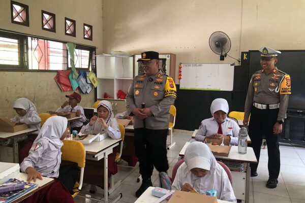Polres Kukar Bagikan Ratusan Kotak Makanan Bergizi Gratis ke Pelajar di SDN 007 Tenggarong