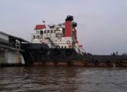 Mengantuk, Tug Boat Tongkang Batu Bara Lepas Kendali Tabrak 3 Rumah Warga di Asia Baru Batola