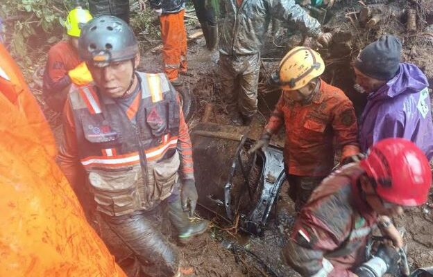 BNPB: Akses Jalan Penghubung Mojokerto-Batu Terputus, 10 Orang Tewas Akibat Tersapu Longsor
