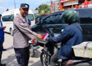 Polres Kutai Timur Bagikan Bendera Merah Putih Sambut HUT RI ke-80