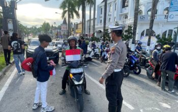 Mahasiswa Balikpapan Tebar Semangat Kemerdekaan Lewat 500 Bendera Merah Putih