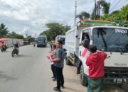 KSTB Bagikan 1.000 Bendera Merah Putih untuk Sopir Truk di Balikpapan