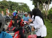 Semarak HUT RI ke-80, Polwan Polda Kaltim Bagikan 1.000 Bendera Merah Putih kepada Pengendara di Balikpapan