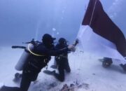 Meriahkan HUT RI ke-80, Polres Berau Kibarkan Merah Putih di Kedalaman Laut Maratua