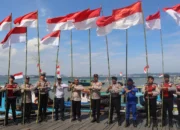 Polsek Penajam Kibarkan 200 Bendera di Pelabuhan, Gaungkan Nasionalisme Jelang HUT RI ke-80